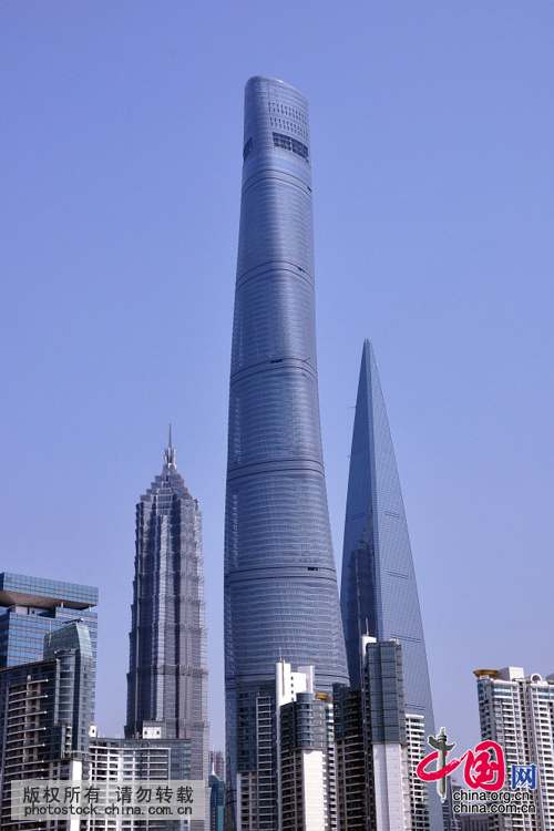 3月16日拍摄的备受关注的中国第一、世界第二高楼上海中心大厦（图中最高建筑）目前已经完工，正在积极准备相关事宜，即将正式开业。中国网图片库 周东潮 摄