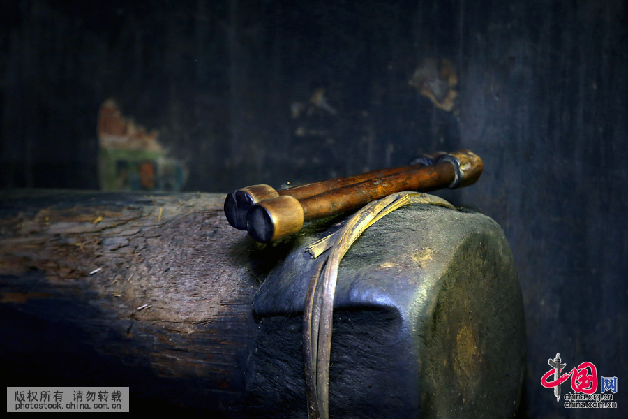 苗族翻鼓节，是苗族同胞在春天“动土”干农活前举行的传统仪式，盛行于每年的3月份，每次节日的热闹喜庆过后，村民们就要开始专心的进行农业生产了。中国网图片库 张晖 摄