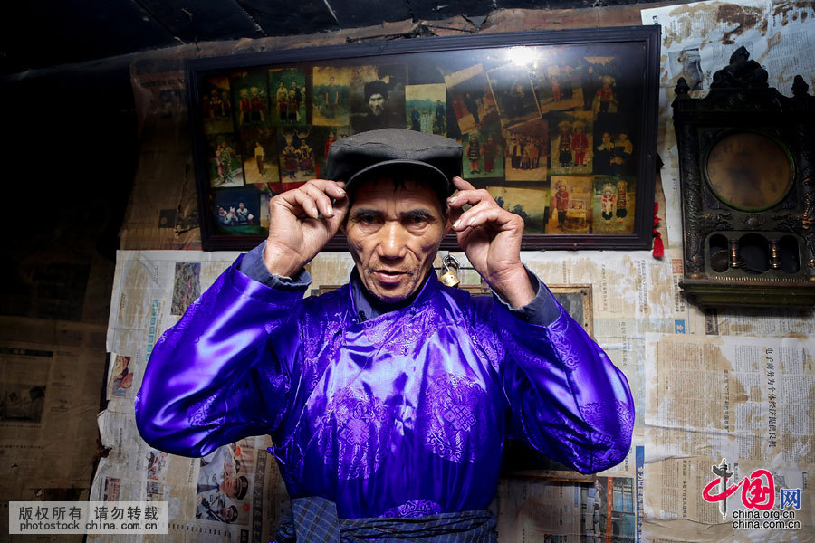  80岁的田跃华老人便开始准备祭鼓，在他的记忆里，从出生起，村里的木鼓就一直在他家里放着，祭鼓的工作一辈辈流传了下来，虽然祭鼓多年，但他依然记得祭鼓意义。中国网图片库 张晖 摄