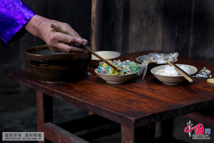  各家蒸糯米饭、杀公鸡、煮鱼、炒肉，在桌上或簸箕内摆上糯米饭、甜酒、鱼、鸡、肉等祭品，烧香纸，酹酒掐食祭鼓（即祖宗）。中国网图片库 张晖 摄