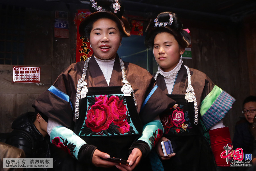  踩鼓场上，首先由本寨的姑娘和小伙子们出场，围成圆圈，随着鼓点跳起舞来，然后客寨来的青年男女们才参加进来。中国网图片库 张晖 摄