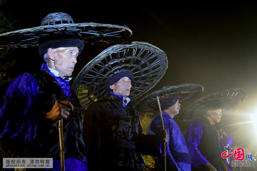  贵州黔东南丹寨县南皋乡及周边地区苗族文化仪式得到恢复，就把原来的一年一度过的祭鼓节改为每年农历二月和九月两次过祭鼓，名为“翻鼓”，过苗族翻鼓节。中国网图片库 张晖 摄