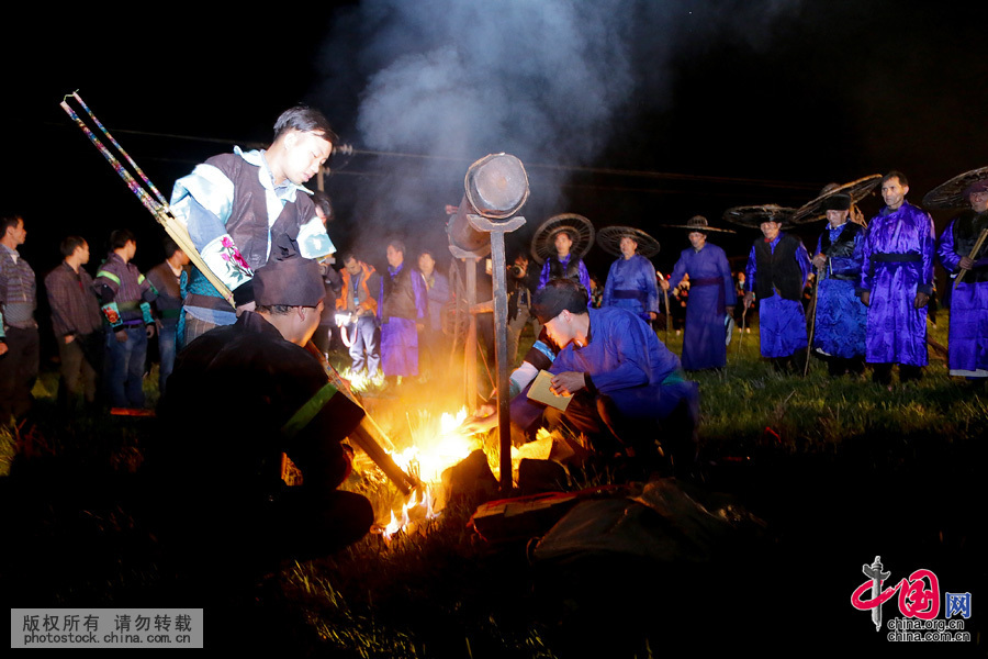  踩鼓场上，首先由本寨的姑娘和小伙子们出场，烧香纸，酹酒掐食祭鼓（即祖宗）。围成圆圈，随着鼓点跳起舞来，然后客寨来的青年男女们才参加进来。中国网图片库 张晖 摄