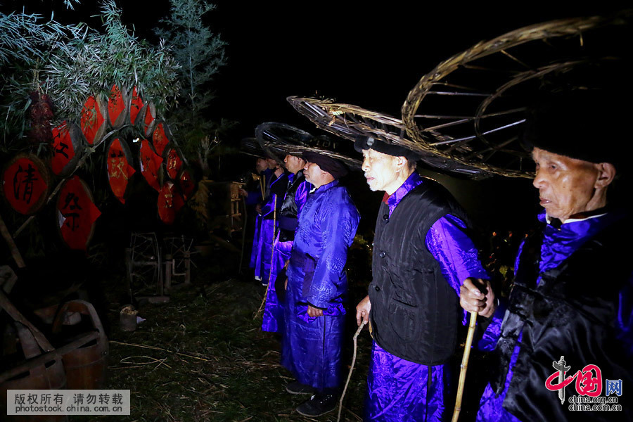  祭鼓仪式开始时，首先，由鼓主向鼓敬献酒采；其次，在几个妇女的安排下，由2个穿盛装的小姑娘向前来拜贺的客人敬酒；再次，由鼓手用木棒连续敲打木鼓（从这一刻起到九月份的吃鼓节，不准人们游方、玩乐，村村寨寨不准吹芦笙，即使是有丧事也不能吹）；最后，随着嗡嗡的木鼓声，由鼓师面向鼓唱歌