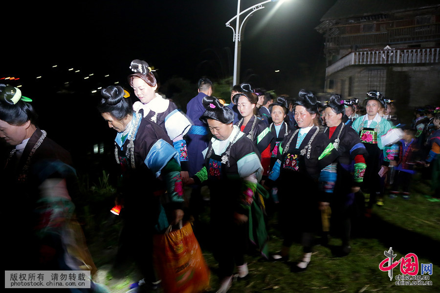 翻鼓节，是春天“动土”干农活前举行的祭祀仪式，也是人们相聚大联欢，民族盛装展示，年轻人交际的节日，热闹喜庆的度过翻鼓节后，村民们就要开始专心的进行生产了。清江翻鼓节在2007年入选贵州省非物质文化遗产名录。中国网图片库 张晖 摄
