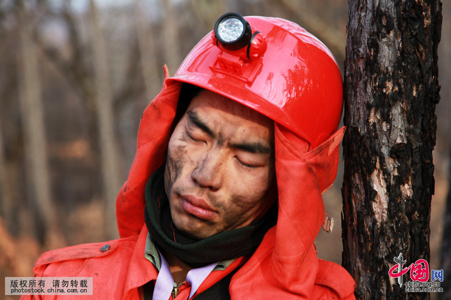  2011年9月6日，黑龙江黑河，大、小兴安岭交界处发生特大山火，黑龙江省军区某边防团官兵奉命火速赶往扑打山火，10余个小时后，山火得到有效控制，此时，随着指挥员一声“大家就地休息一会儿”，战士们靠着烧焦的树木或直接躺在大火烧过的草灰里睡着了