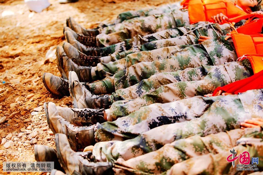  2013年8月29日，黑河市逊克县段洪水水位首次下降到超过警戒线1米以下，坚守在抗洪一线的黑龙江省军区某边防团官兵已经连续奋战了20多个日日夜夜，许多战士休息时才发现自己的军靴、衣服、袜子等早已“伤痕累累”，战士们笑言：“这是我们最美的军功章！”