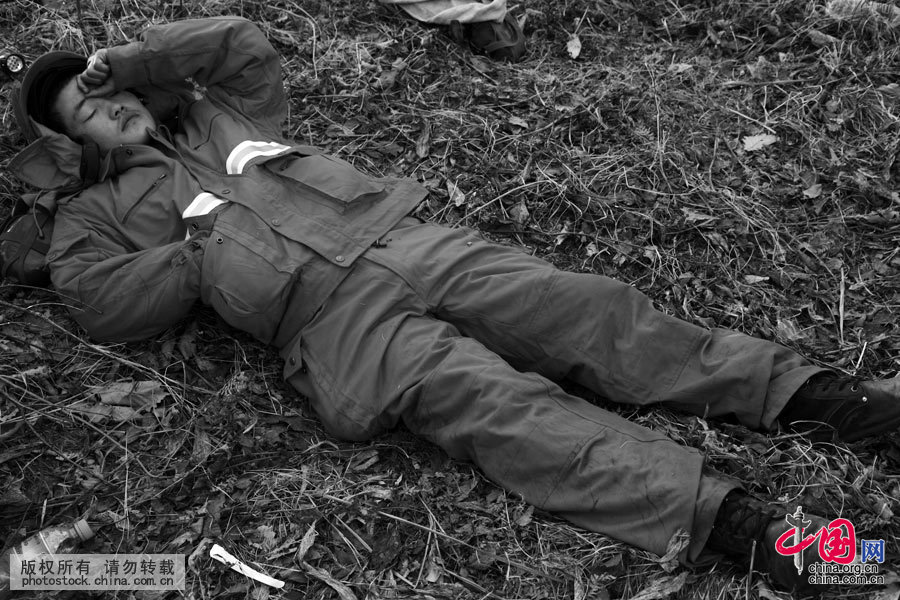 2011年9月6日，大、小兴安岭交界处发生特大山火，黑龙江省军区某边防团官兵奉命火速赶往扑打山火，10余个小时后，山火得到有效控制，此时，随着指挥员一声“大家就地休息一会儿”，战士们靠着烧焦的树木或直接躺在大火烧过的草灰里睡着了