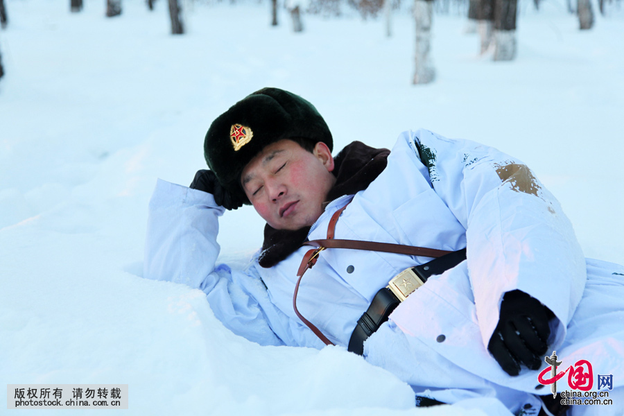  2011年1月2日，黑龙江黑河，黑龙江省军区某边防团时任政委王家峰带领部队冒着零下30余度极寒气温进行野外宿营拉练演练，演练间隙，王家峰侧躺在厚厚的积雪上进行短暂的休息。中国网图片库 魏建顺 摄