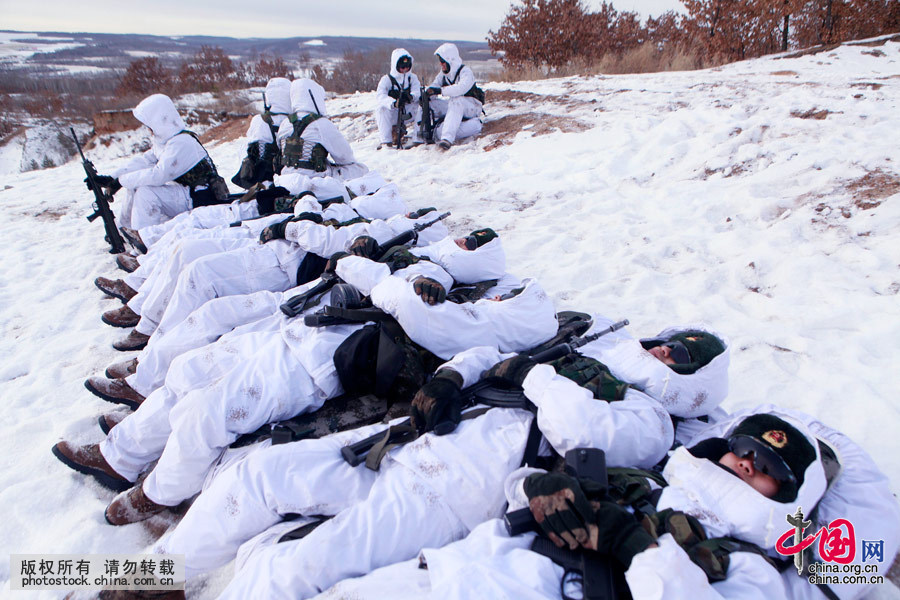 2016年2月19日，黑龙江黑河，野外拉练途中，疲惫的战士们躺在背囊上进行短暂的休息。中国网图片库 魏建顺 摄