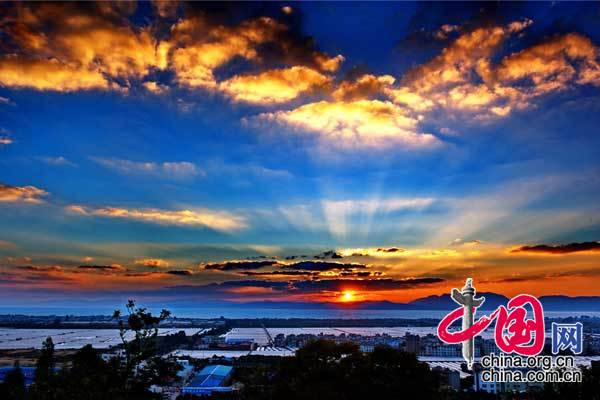 日落西山,漂浮在天空的云彩,正在变幻着颜色,给呈贡披上了一件美丽的衣裳。 日落西山,漂浮在天空的云彩,正在变幻着颜色,给呈贡披上了一件美丽的衣裳。