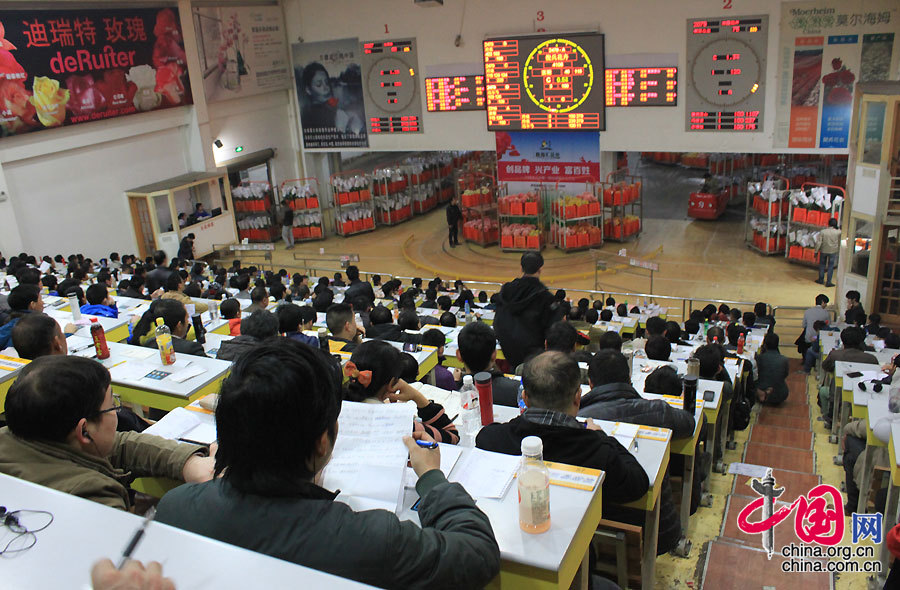 昆明国际花卉拍卖交易中心位于昆明市呈贡区的斗南镇，是全球第二大花卉拍卖市场。中国网/中国发展门户网 魏博 摄