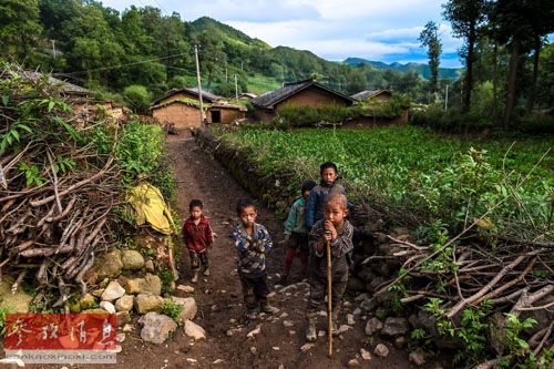资料图：这是6月21日拍摄的四川大凉山尼勒觉村留守儿童们。新华社记者 范敏达 摄