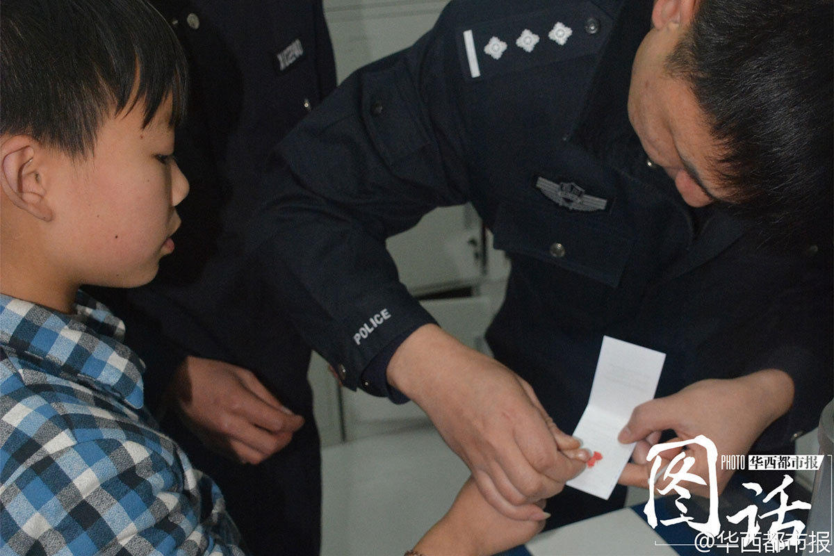 3月24日，四川省乐山市井研县周坡镇，下了几天的雨终于停了。12岁的小康（化名）去派出所，让民警采集了 DNA入库，用于寻找父亲龚得军。“最后一次见爸爸是去年8月初。”小康回忆说，那时父亲将他寄养在镇上一家小旅馆。走的那天，父亲说过年再回来，但到现在也没兑现，而且从去年11月起，电话也打不通了。一个多月前，小旅馆因老板年迈关张，欠了6000多元费用的小康，被亲戚们接回暂住在三叔家。小康说，“爸爸用过两个手机号，13281451755、13684039219，希望有认识他的人能帮忙找到他。”他将这两个已停机的号码写在了语文书上，“翻语文书的时候最多，这样我就不会忘记。”孩子说，还是想爸爸，想和爸爸一起生活，“虽然没好多共同语言，但他毕竟是我爸爸。”