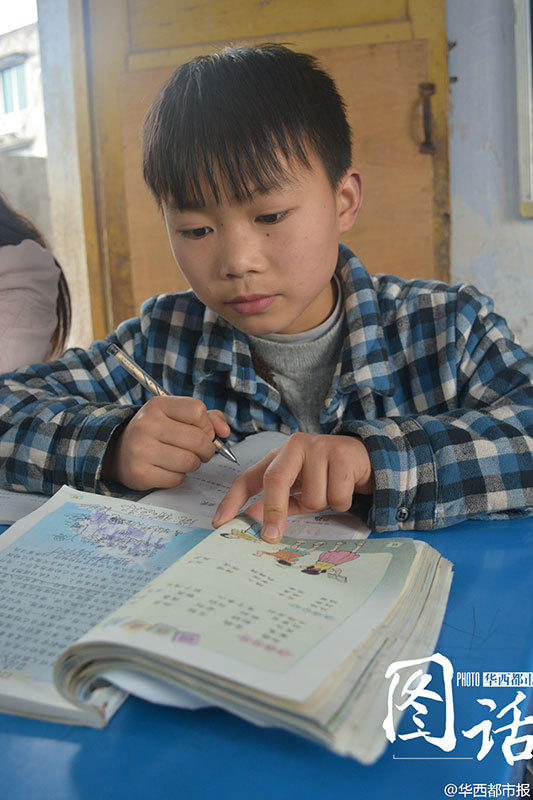 今年春节后，仍联系不上父亲，小康只好求助其他亲戚，后来村干部也知道了此事。“马上要开学了，娃娃读书是大事。”小康的家在周坡镇石马村，驻村“第一书记”王京川得知后，拿出600元帮忙交了新学期的费用。为了小康上放学方便，还有爱心人士给他买了一辆自行车。而在多方协调下，小康也暂时住进了三叔龚修林家。