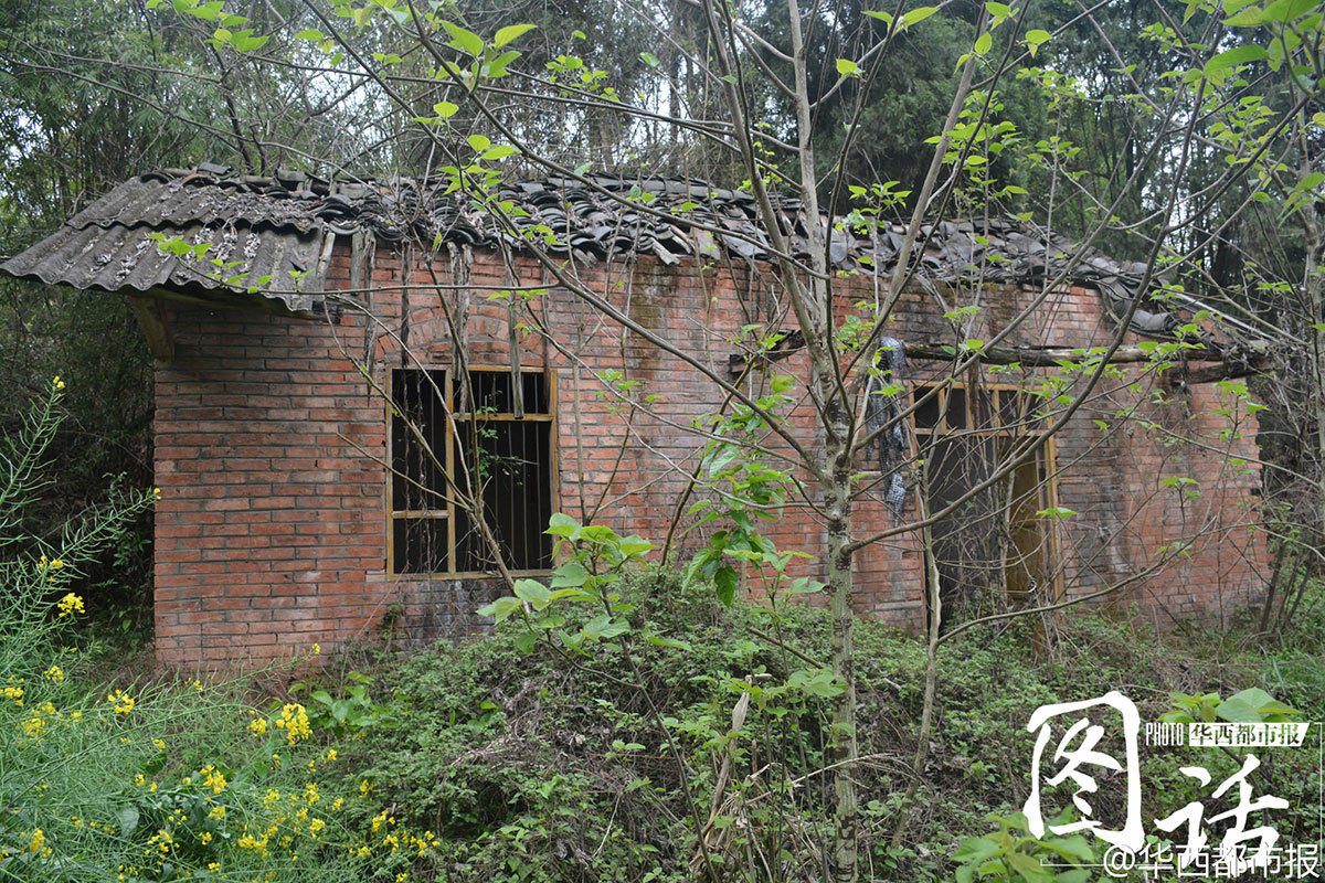 龚修林的家位于石马村5组，距离周坡场镇约6公里。尽管是才建几年新瓦房，但内部陈设十分简陋，小康住的房间里，只有一张床、一个木柜。但这已经比小康自己的家好得多——龚得军的房子，在三哥家旁边约20米，是建于上世纪80年代的老屋，兄弟几人分家时分到了两间。由于长达10年无人居住，房子的顶部已经塌了，周围长满了杂草，屋内满是碎瓦片、烂树叶，一个嘎吱作响的木床架，显示着曾经有人居住。