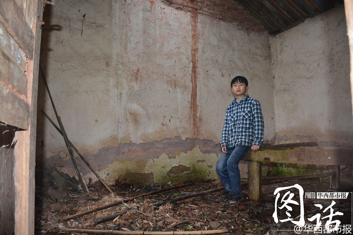 “爸爸坐在这张床上看电视，屋子里的光线有些昏暗，我从外面走进来抱他的腿，他边看电视边和我说话……”小康说，这是他对这个家唯一的印象，虽然爸爸没有抱起他，也记不得说了些什么，但那种印象很深刻，“可能是因为，毕竟这里才是自己的家。”如今，住到三叔家已有一个多月，偶尔割兔子草的时候，他会到自家房前屋后，但平时都不会进去，“怕房子垮了，也怕里面有蛇。”