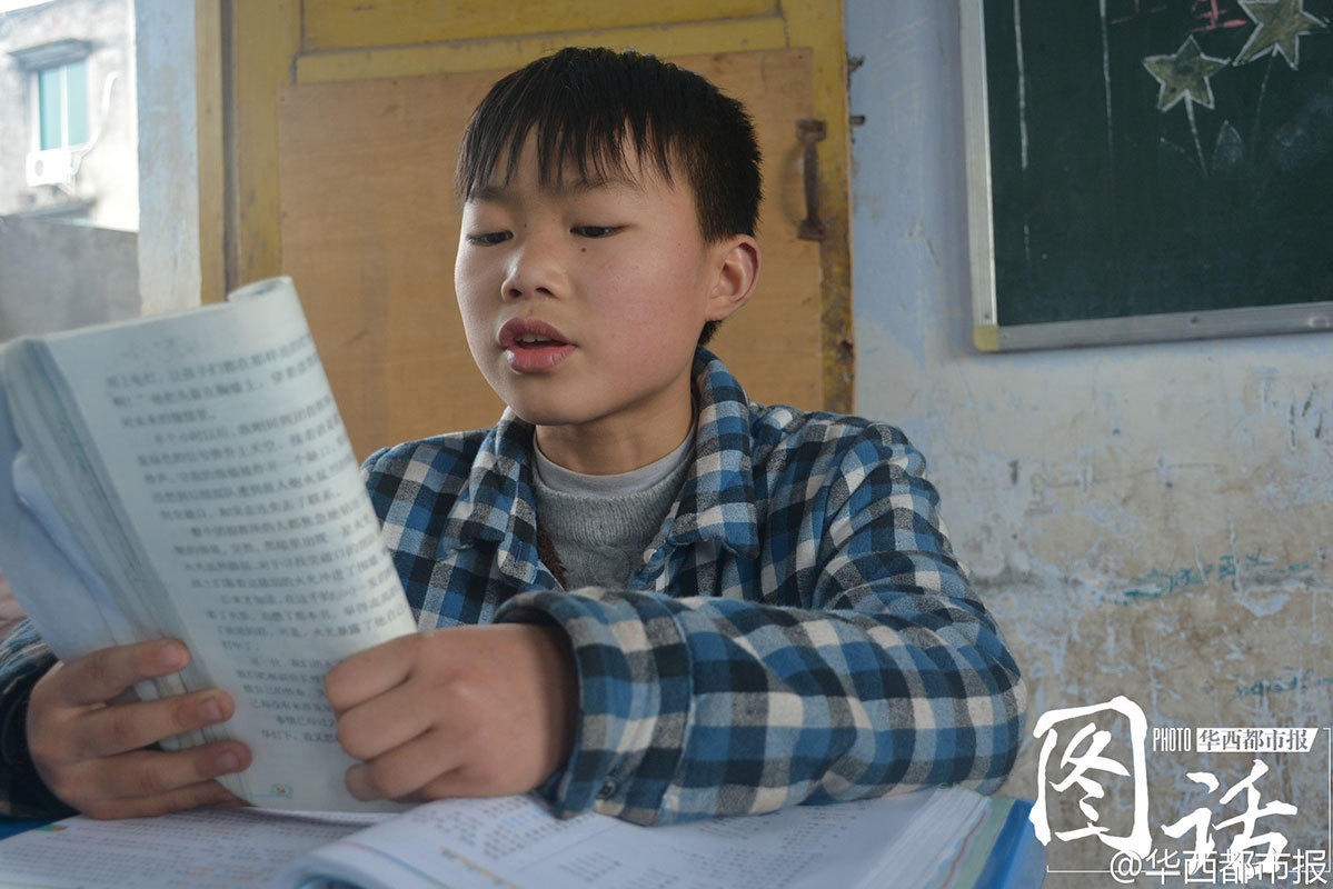 这一个多月来，小康每天6点准时起床，洗漱完后骑自行车约40分钟，到镇上的周坡镇中心小学上学。“一般不吃早饭。”小康说，因为时间来不及，做早饭得5点钟就起来，他现在也没了零花钱，没钱到镇上买包子吃。但这种情况在下月可能会有所改变，他不久前被纳入了低保范围，下月起每月能领到100多元低保。同时，学校也为他申请了助学金，本月便会领到500元现金。