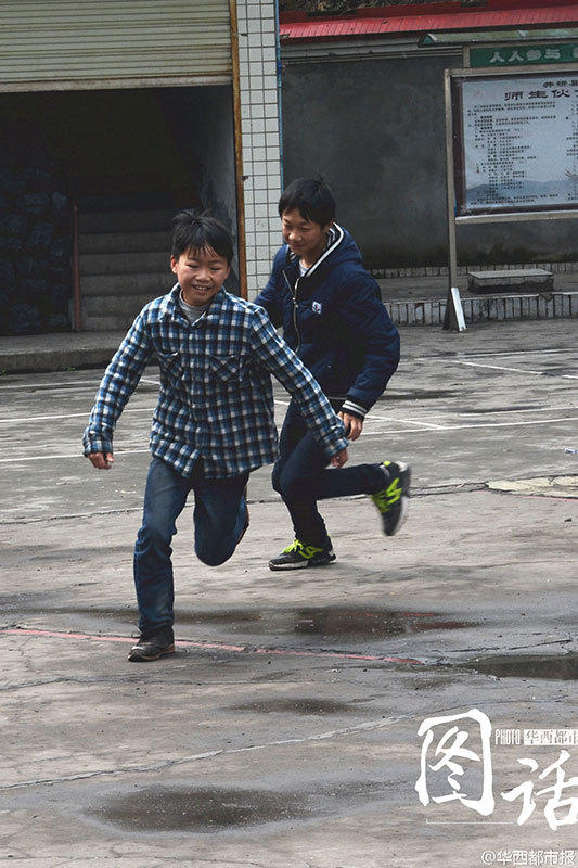 除了小康念父心切，出于现实的考虑，周蜀波、龚修林、王京川等人也在四处寻找龚得军。通过众多受访者的描述，龚得军生于1969年，身高约1米75，没有什么文化，连名字都写不好，20岁时便外出打工，长期在成都等地当厨师。小康出生后，龚得军继续在外打工，多数工作仍是厨师老本行。近两年，其自称在西藏打工，所以较少回老家，也不便携子同往。3月24日下午，龚修林带着小康来到周坡派出所求助。查询人口信息显示，龚得军的身份信息为正常。为此，民警采集了小康的DNA，并将放入失踪人口库中查询。而华西都市报记者还了解到，龚得军未乘航班、火车离川的记录，其身份信息曾于去年9月在成都登记住宿。也就是说，龚得军仍在成都的可能性较大。