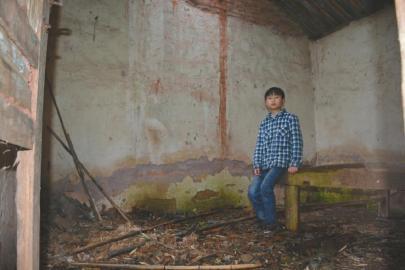 12岁留守儿童寄养旅馆1年 父亲失联母亲早无音讯