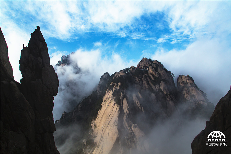 黄山天都峰景点结束4个月的“冬休”开峰迎客