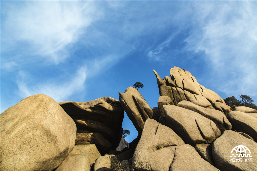 黄山天都峰景点结束4个月的“冬休”开峰迎客