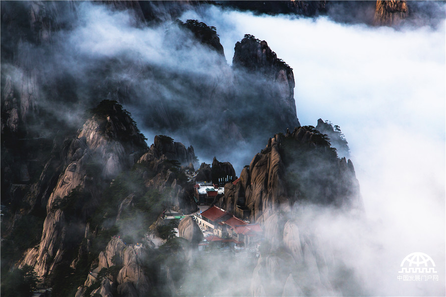 黄山天都峰景点结束4个月的“冬休”开峰迎客