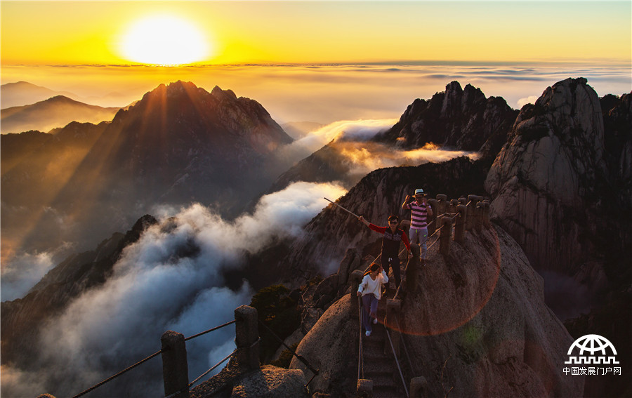 黄山天都峰景点结束4个月的“冬休”开峰迎客