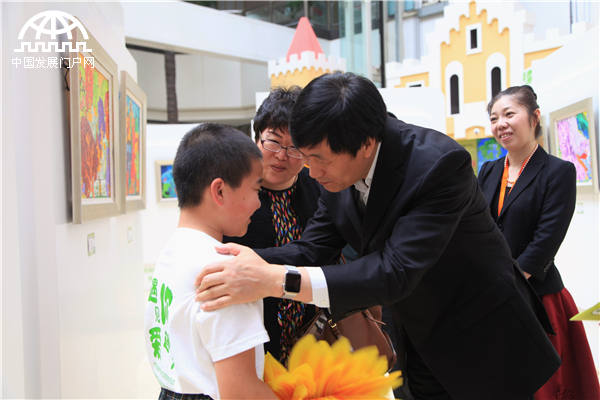 4月1日-3日，北京海淀区自闭症儿童书画作品展在金源购物中心举行。赵连怡摄