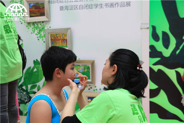 4月1日-3日，北京海淀区自闭症儿童书画作品展在金源购物中心举行。赵连怡摄