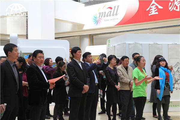 4月1日-3日，北京海淀区自闭症儿童书画作品展在金源购物中心举行。赵连怡摄