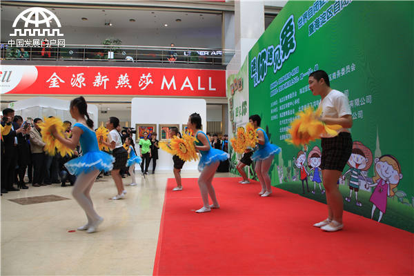 4月1日-3日，北京海淀区自闭症儿童书画作品展在金源购物中心举行。赵连怡摄