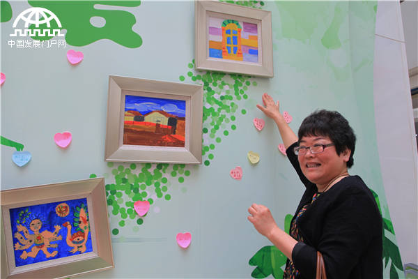 4月1日-3日，北京海淀区自闭症儿童书画作品展在金源购物中心举行。赵连怡摄