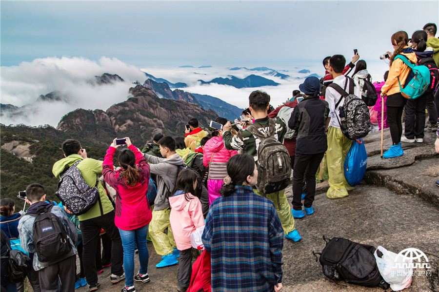 登黄山之巅一览千山仙姿缥缈 游客:真的大气 登黄山之巅一览千山仙姿缥缈 游客:真的大气