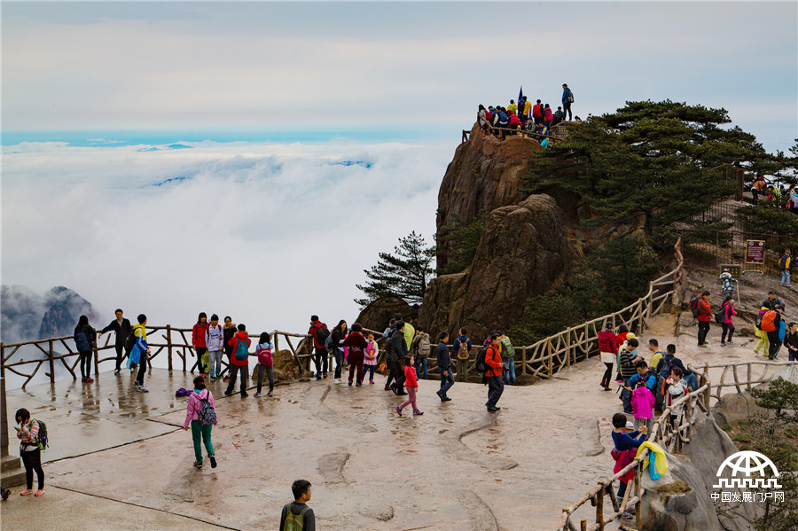 登黄山之巅一览千山仙姿缥缈 游客:真的大气 登黄山之巅一览千山仙姿缥缈 游客:真的大气