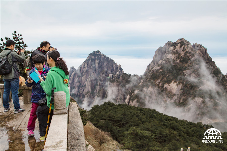 登黄山之巅一览千山仙姿缥缈 游客:真的大气 登黄山之巅一览千山仙姿缥缈 游客:真的大气