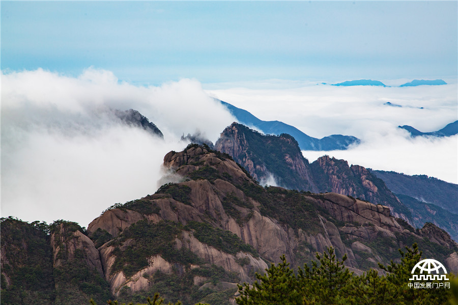 登黄山之巅一览千山仙姿缥缈 游客：真的大气
