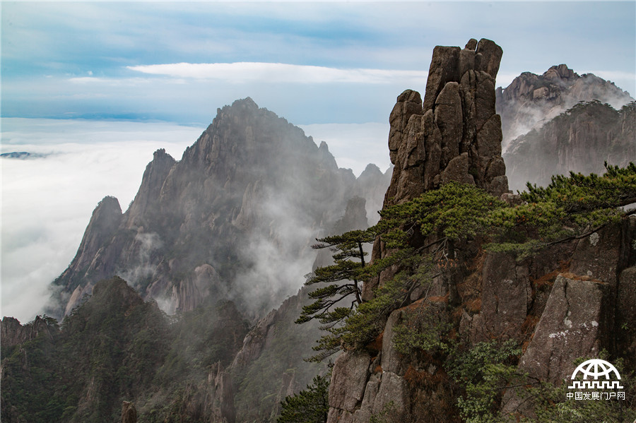 登黄山之巅一览千山仙姿缥缈 游客:真的大气 登黄山之巅一览千山仙姿缥缈 游客:真的大气
