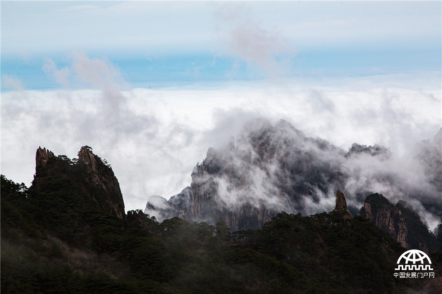 登黄山之巅一览千山仙姿缥缈 游客:真的大气 登黄山之巅一览千山仙姿缥缈 游客:真的大气