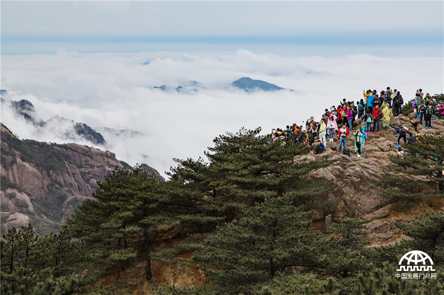 登黄山之巅一览千山仙姿缥缈 游客:真的大气 登黄山之巅一览千山仙姿缥缈 游客:真的大气