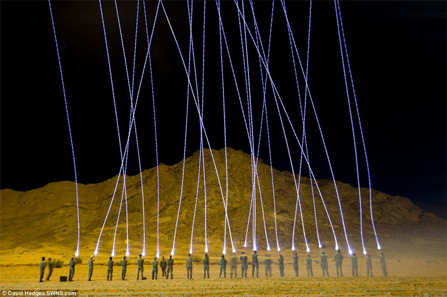 科幻大片：英军夜间大漠中齐射照明弹场面震撼