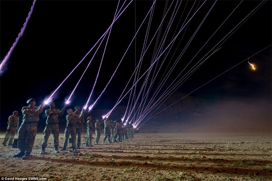科幻大片：英军夜间大漠中齐射照明弹场面震撼