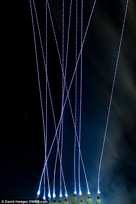 科幻大片：英军夜间大漠中齐射照明弹场面震撼