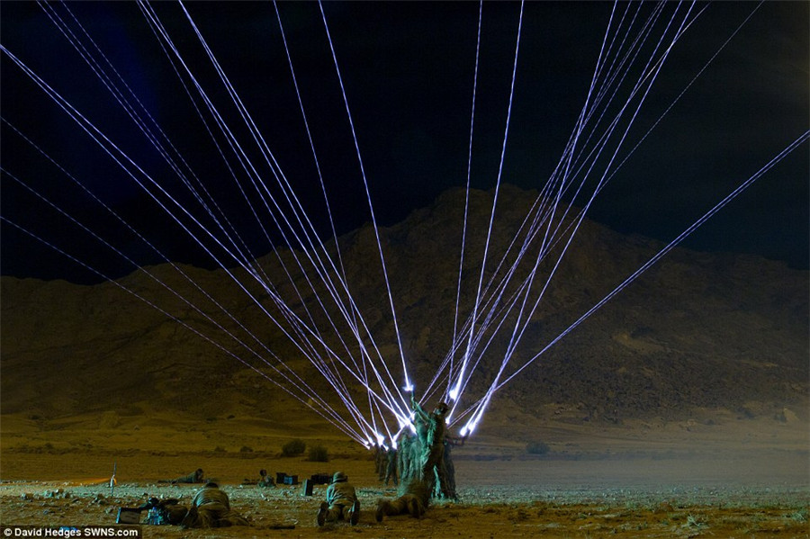 科幻大片：英军夜间大漠中齐射照明弹场面震撼