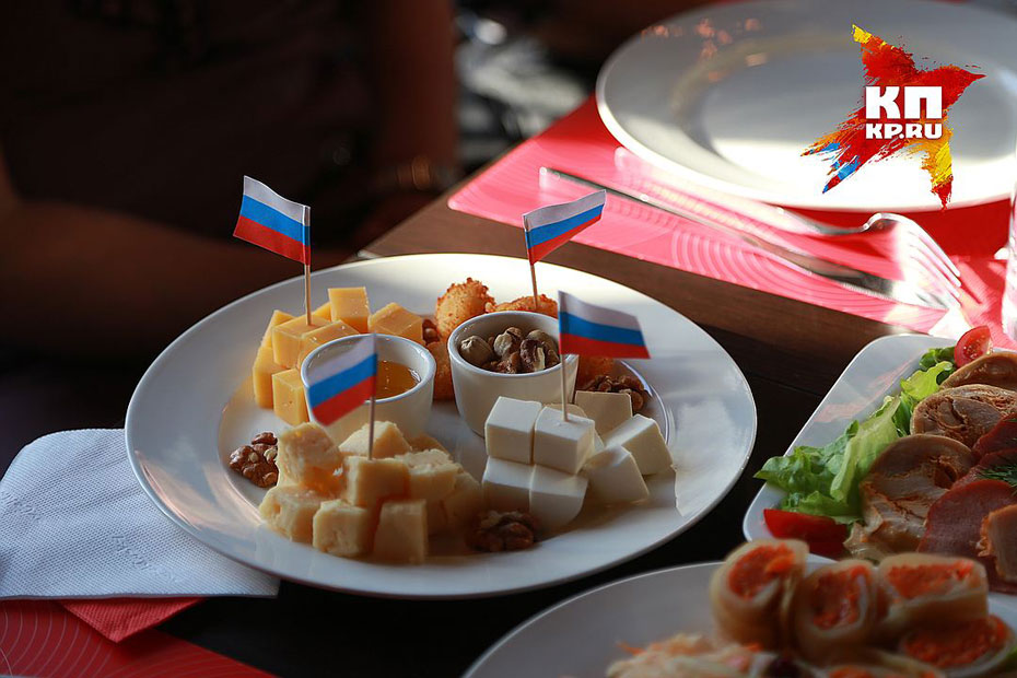 俄爱国咖啡馆大厅挂普京照厕纸印奥巴马头像