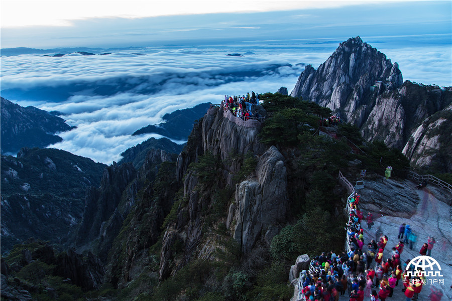 黄山风景区万里云海波涛滚滚 游客热血沸腾