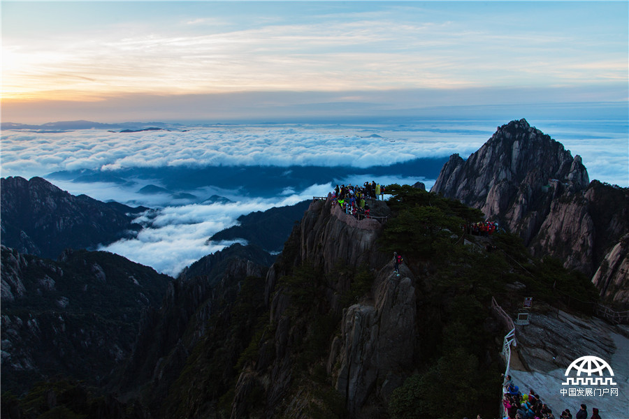 黄山风景区万里云海波涛滚滚 游客热血沸腾