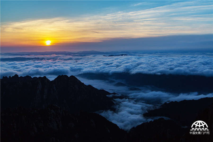 黄山风景区万里云海波涛滚滚 游客热血沸腾