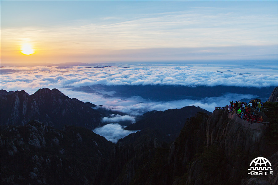 黄山风景区万里云海波涛滚滚 游客热血沸腾