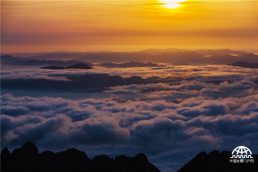 黄山风景区万里云海波涛滚滚 游客热血沸腾